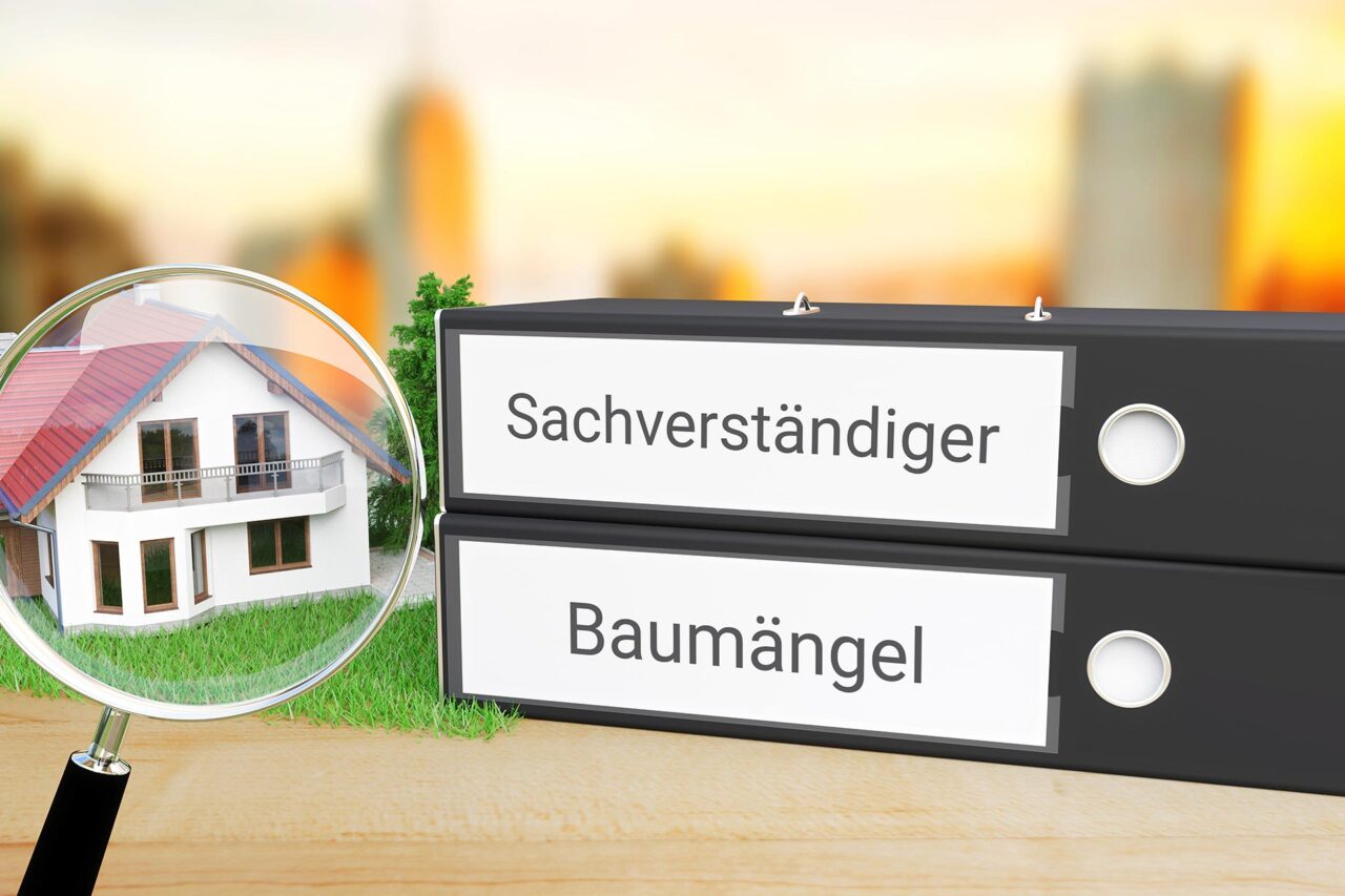 Gutachten Gebäude. Ordner beschriftet mit den Wörtern Sachvers