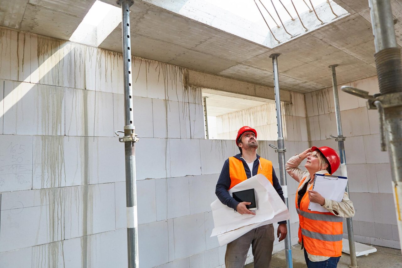 Bausachverständiger und Architektin im Rohbau